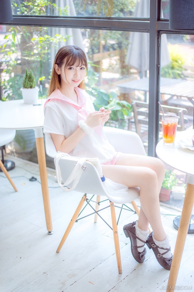 如果爱一个人，那么就会心甘情愿为他而改变。如果一个人在你面前我行素，置你不喜欢的行为而不顾，那么他就是不爱你。所以如果你不够关心他或是他不够关心你，那么你就不爱他或他不爱你。